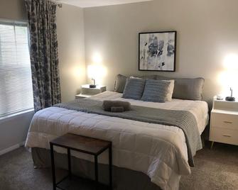 Sweet Little Nest Condo with pool-Hoover Sports Plex and Oak Mountain State Park - Hoover - Bedroom