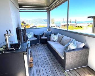 Large and Luxurious at the Lake - Kinloch - Living room