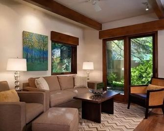Luxury 2 Bedroom Downtown Aspen Vacation Rental With Access To A Heated Pool, Hot Tubs, Game Room And Spa - Aspen - Sala de estar