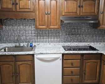 Country farmhouse located on a horse ranch and rescue. - Burleson - Keuken