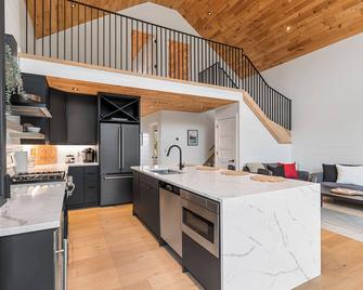 Play, dine and relax amongst the beauty of Georgian Bay and The Bruce Trail. - Lion's Head - Kitchen