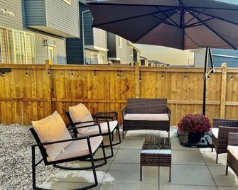 Rockies Retreat |Cozy Modern Suite, Mountain Vibes - Cochrane - Patio