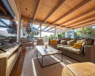 Villa Verdot – Exclusive Holiday Home With Heated Pool, Playground & Bbq Terrace - Bergvliet - Sala de estar