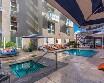 Suitesrus Apart Hotel At Glendale - Glendale - Pool