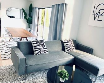 Beautiful Vancouver Special Home - Vancouver - Sala de estar
