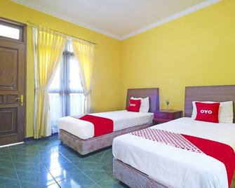 Super OYO 90382 Hotel Sarah Sukabumi - Sukabumi - Schlafzimmer