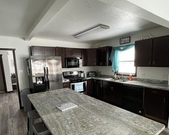 Lake view home on 1.3 acres, lake access 1 block away. Camper parking available. - Spirit Lake - Kitchen