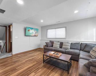 Parkside Getaway- Spacious Six Bedroom Home for Families & Friends - Ames - Sala de estar