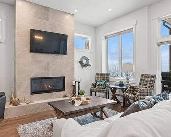 Beautiful Brand New Duplex on the Ridge - Private Hot Tub, Large Ski Room! - Armstrong - Living room