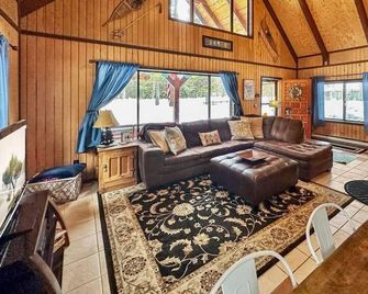 Cozy Two Bedroom Cabin In Donnelly - Donnelly - Obývací pokoj