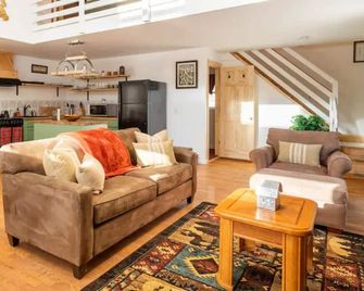 Luxurious Serene Loft Cabin with Hot-Tub in the Heart of the Catskills - Catskill - Obývací pokoj