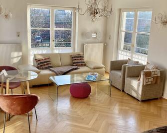 Villa Am Steinhuder Meer App Suite-La Fleur-Mit Pantry Küche, Luftreinigungssystem, Garten, Wlan - Steinhude - Wohnzimmer