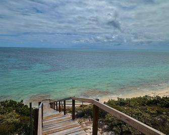 Escape to Serenity: Charming One Bedroom Villa with Private Beach Access! - Cockburn Town