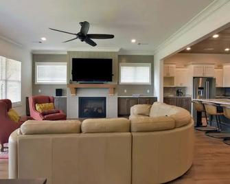 Boots&Suits Lakehouse Getaway - Cordele - Living room