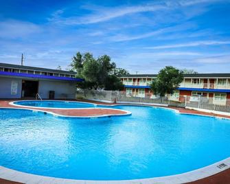 La Hacienda Hotel - Laredo - Zwembad