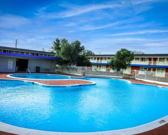 La Hacienda Hotel - Laredo - Piscina