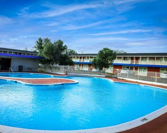 La Hacienda Hotel - Laredo - Piscina