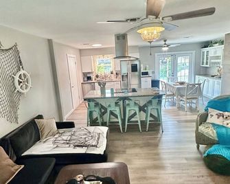 Mermaid Cottage: Themed house! 5 mi. from pier, 3br, grill, deck, bunk bed - Fort Walton Beach - Living room