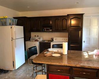Entire 6 bedrooms Spanish Villa for Weekly Rental - Robbinsville - Kitchen