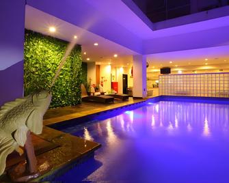Maestro Hotel Pontianak - Pontianak - Piscina