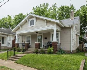 This bungalow is a 2 bedroom(s), 1 bathrooms, located in Lexington, KY. - Lexington - Building