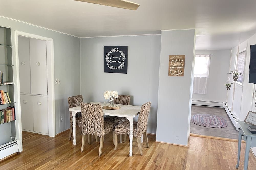 West Avenue Place, quiet neighborhood, close to downtown - Cody - Dining room