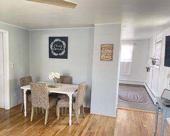 West Avenue Place, quiet neighborhood, close to downtown - Cody - Dining room