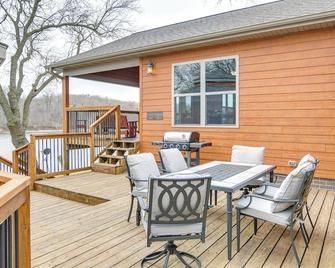 6 Mi to Dtwn Pella: Riverfront Cabin w/ Game Room! - Pella - Innenhof