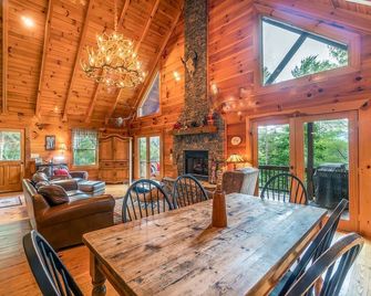 Buffalo Hollow - Free Train Tours + Fun - Luxurious Accommodations, Rustic-Style - Bryson City - Dining room