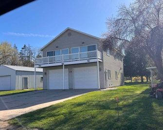 Beautiful Lake Views with Balcony - Elevated Ranch in Allegan - Allegan - Gebouw