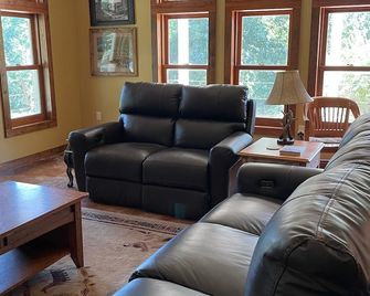 Private getaway, new, overlooking Hot Springs 270 east. Temporary housing rates - Malvern - Huiskamer