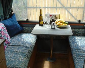 retro 70,s bedford camper with own hot tub , sauna and pool by reservation - Knaresborough - Living room