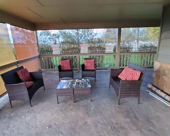 Farm House By River With Trailer/Rv Parking(Pet Friendly Including Horses) - Brighton - Balcony
