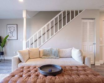 Serene Townhouse Near Moffitt, Advent, & Usf - Tampa - Soggiorno