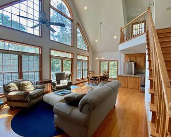 Lakefront gem on quiet Hartwell cove with private dock (sleeps 10-12) - Hartwell - Living room