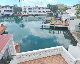 Modern Waterfront Oasis Jolly Harbour, Sleeps 5 - Jolly Harbour - Pool