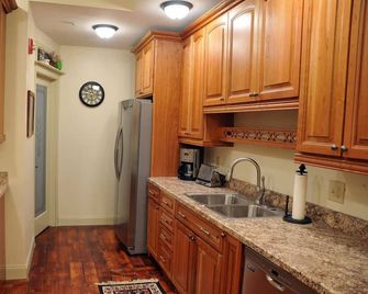 Newly renovated historic farmhouse with all modern amenities, meals available. - Middletown - Keuken