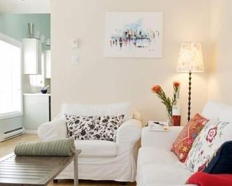 Wine Lovers Oasis! - Your Home Base For Visiting The Okanagan - Naramata - Living room