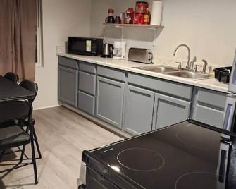 Newly Remodeled Basement Studio! - La Junta - Kuchyň