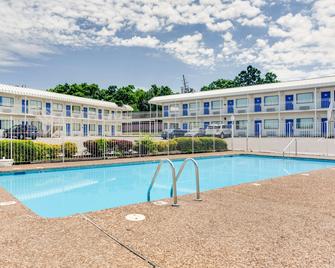 Motel 6 Fayetteville, AR - Fayetteville - Pool