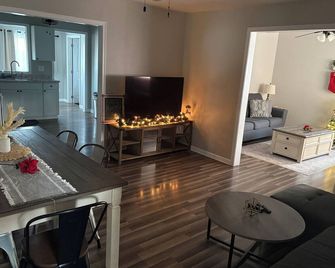 The Stokes Stay - Fayetteville - Living room