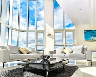 Just Stay Wales - Meridian Quay Penthouses - Swansea - Olohuone