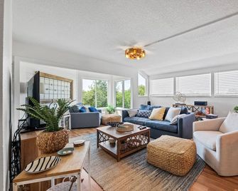 Newly Furnished 2-Bedroom Townhome with Stunning Gulf Views - Tarpon Springs - Huiskamer