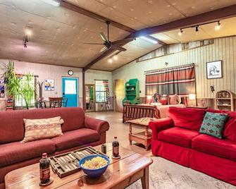Runnin' Bird Haus Waco Magnolia - Bellmead - Living room