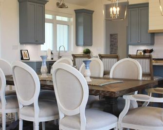 Water View Vacation Home Located in Rustico- Subdivision Access To Beach. - Rustico - Restaurant