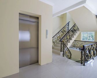 RedDoorz Plus @ Cideng Barat - Yakarta - Escaleras