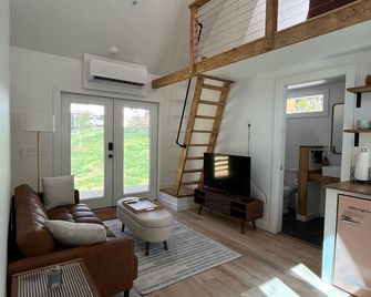 Cozy A-Frame Oasis Close to Furman and Downtown Greenville - Greenville - Living room