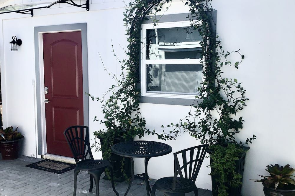 Red Door Cottage in West Palm Beach - וולינגטון - פטיו