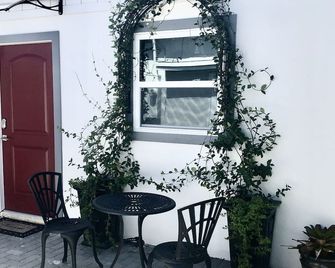 Red Door Cottage in West Palm Beach is a Hidden Gem - Wellington - Patio