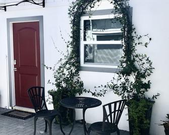 Red Door Cottage in West Palm Beach - וולינגטון - פטיו